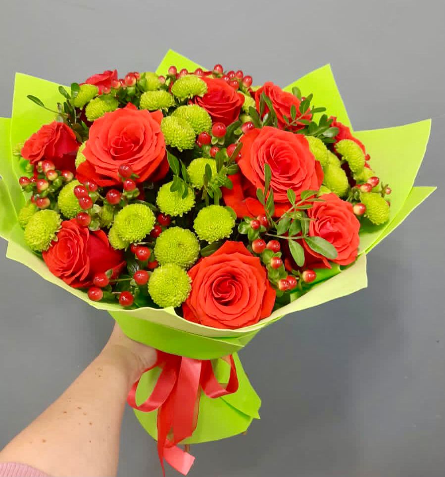 Букет цветов из: Хризантемы и Розы в Новогорном