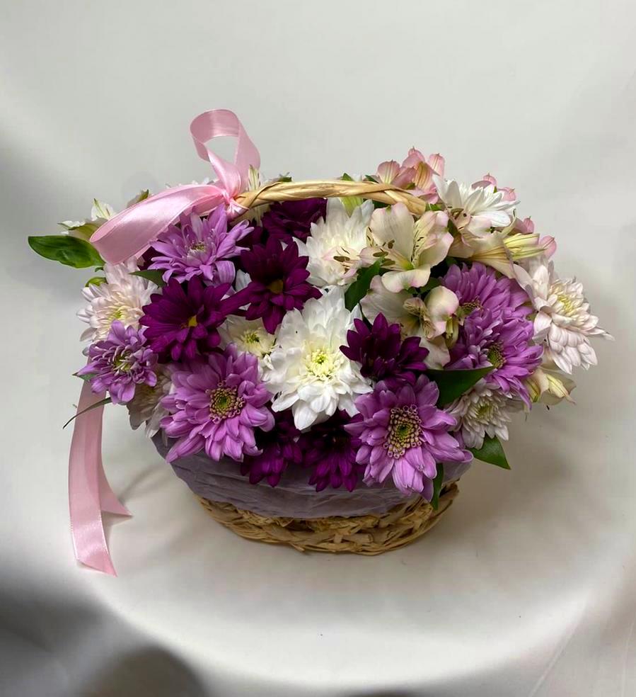 Цветочная композиция из Хризантемы и Альстромерии в корзине в Новогорном