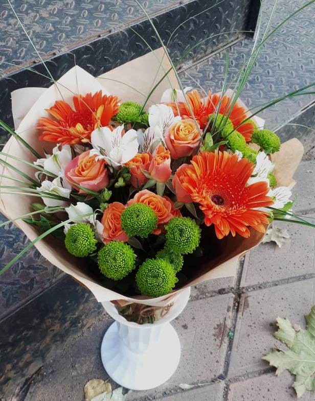 Букет цветов из: Герберы, Хризантемы, Альстромерии и Розы в Новогорном