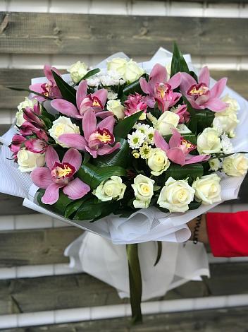 Букет цветов из: Розы и Хризантемы в Новогорном