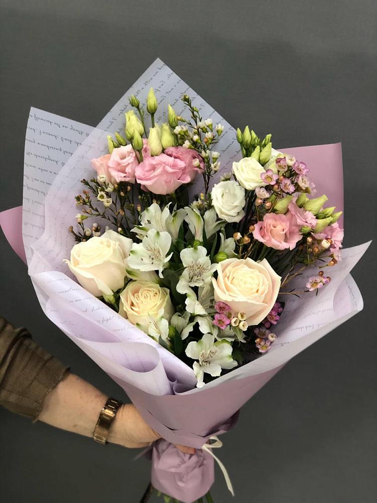 Букет цветов из: Альстромерии, Розы и Лизиантусы в Новогорном