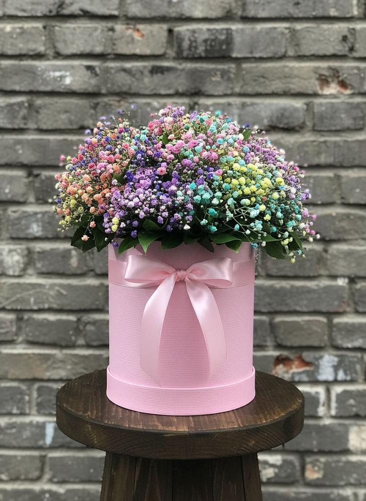 Цветочная композиция из Гипсофила и Розы в шляпной коробке в Новогорном