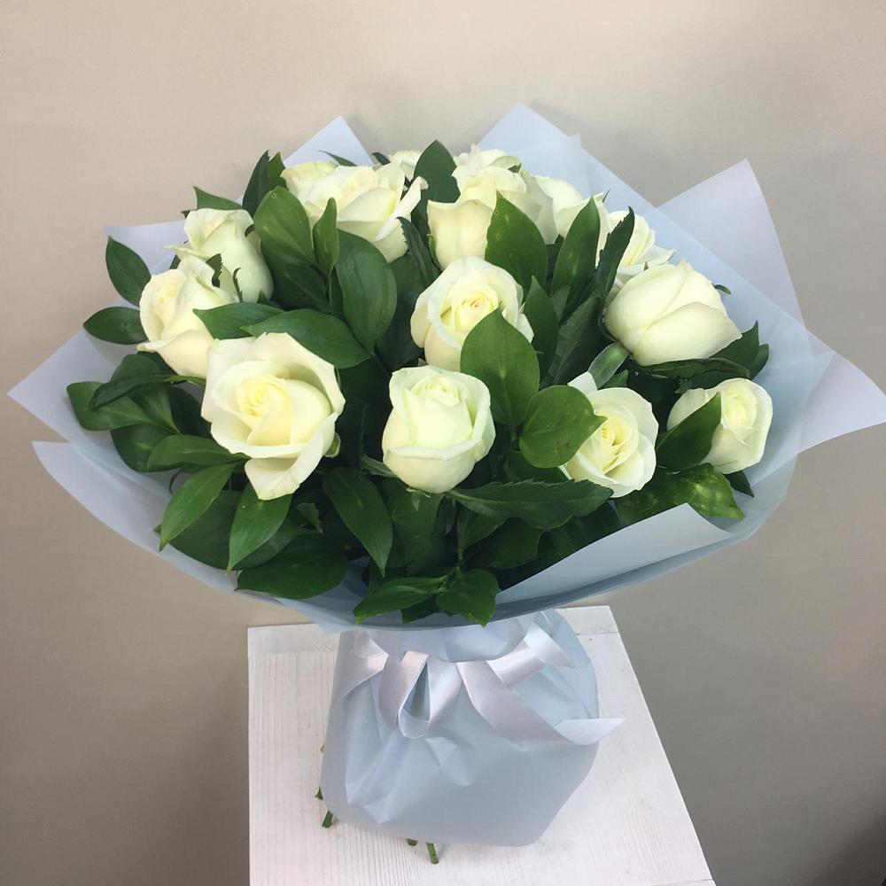 Букет 15 Белых роз Проуд в Новогорном