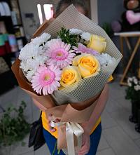 Букет цветов из:  Герберы, Розы и Хризантемы в Новогорном