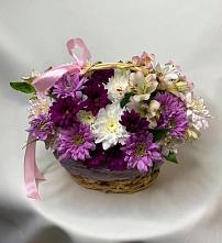 Цветочная композиция из Хризантемы и Альстромерии в корзине в Новогорном