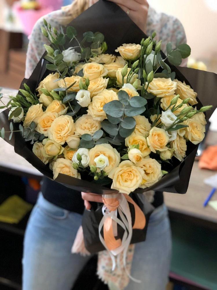 Букет цветов из: Розы и Лизиантусы в Новогорном