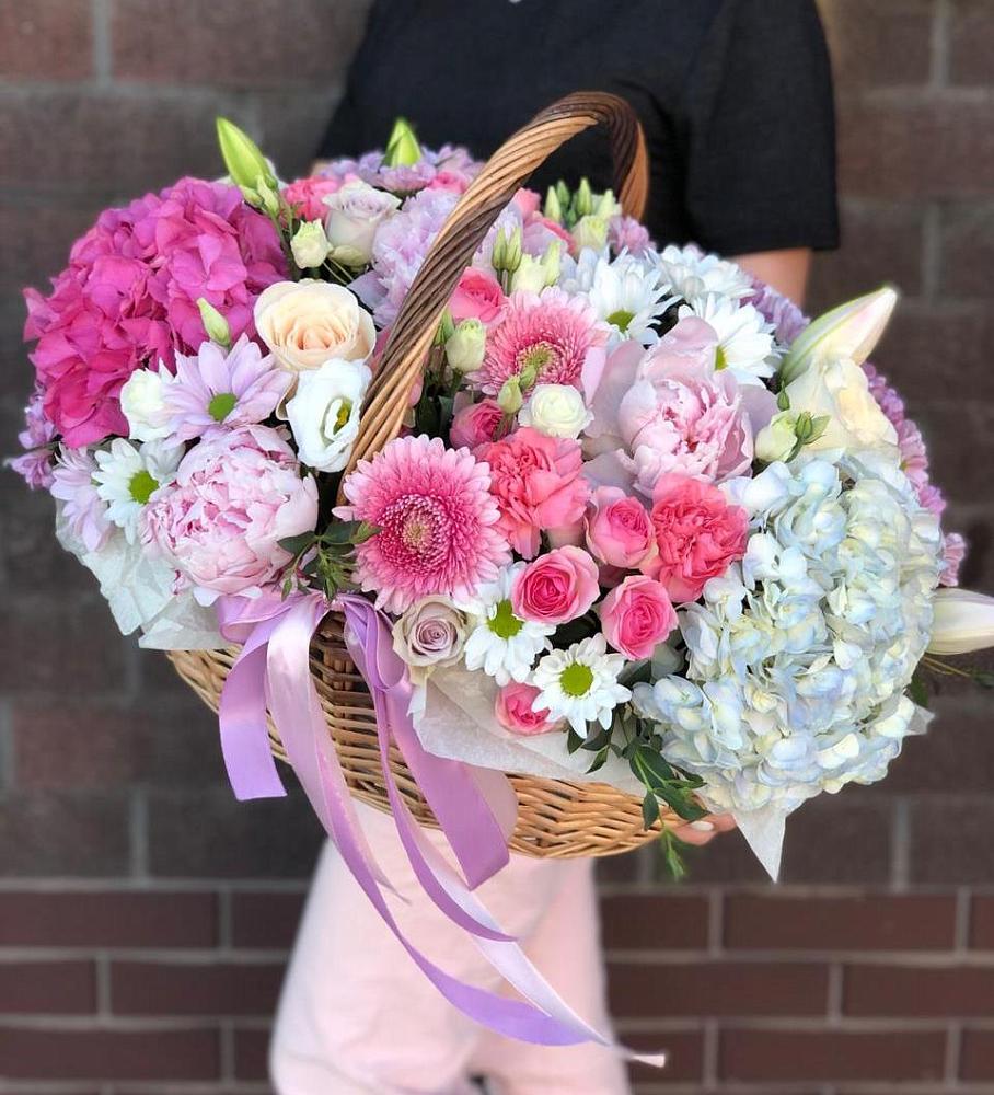 Цветочная композиция из Розы, Хризантемы, Пионы и Лизиантусы в корзине в Новогорном