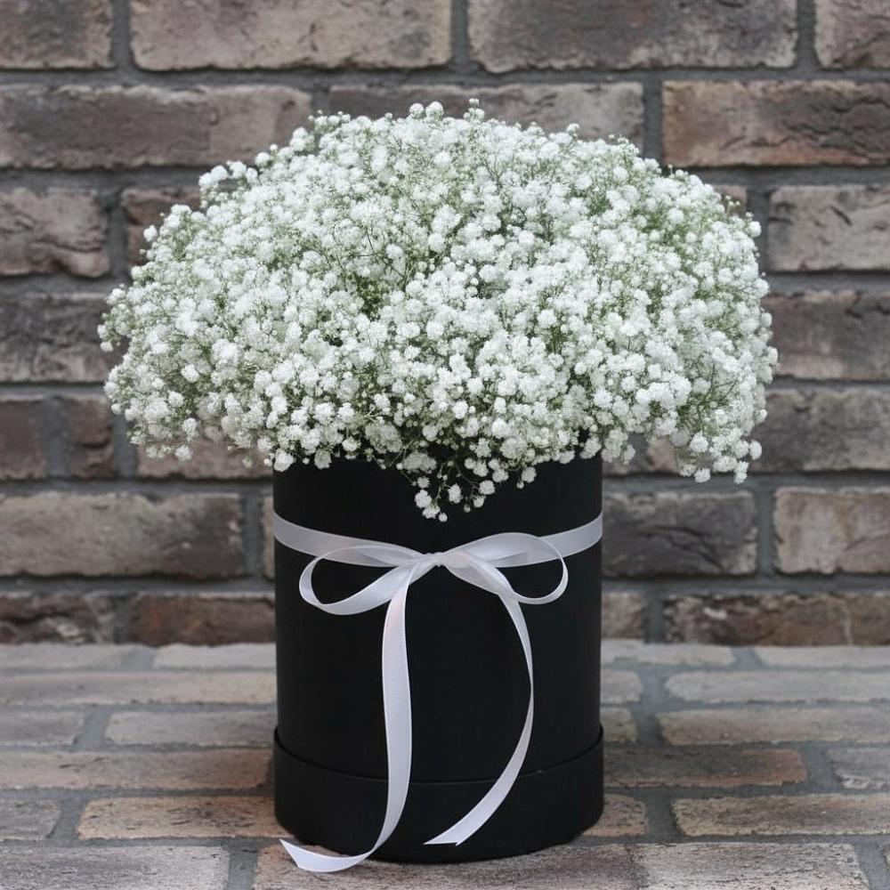 Цветочная композиция из Гипсофила в шляпной коробке в Новогорном