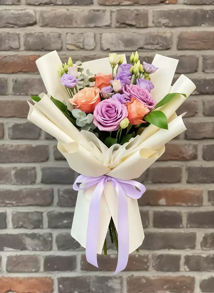 Букет цветов из: Лизиантусы и Розы в Новогорном