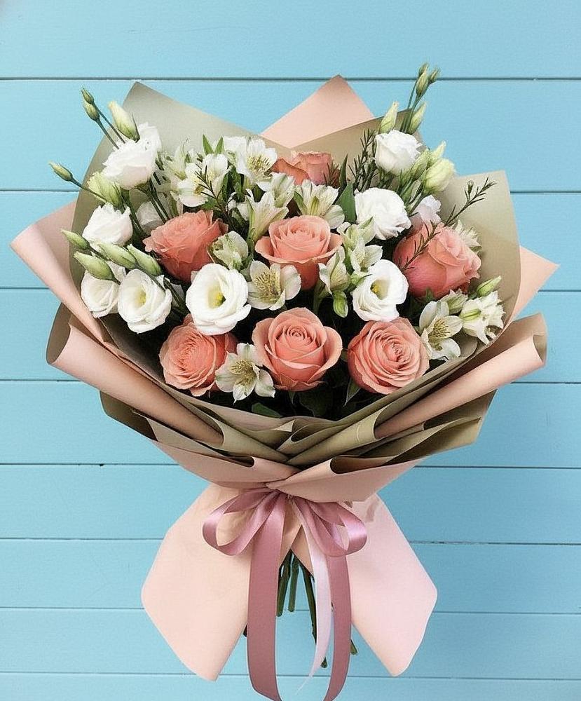 Букет цветов из: Розы, Альстромерии и Лизиантусы в Новогорном