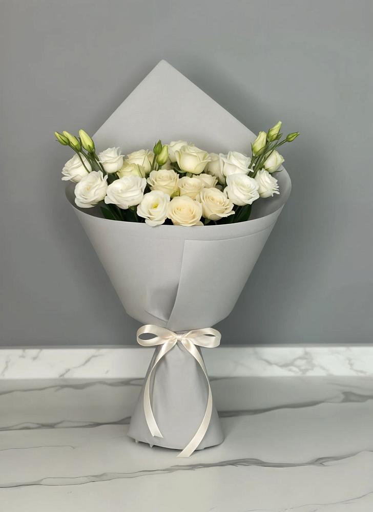 Букет цветов из: Розы и Лизиантусы в Новогорном