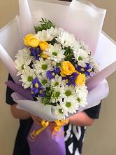 Букет цветов из:  Ирисы, Хризантемы и Розы #REPLACE_PRED# Новогорном