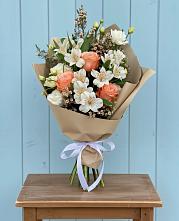 Букет цветов из:  Альстромерии, Лизиантусы, Розы и Хризантемы в Новогорном