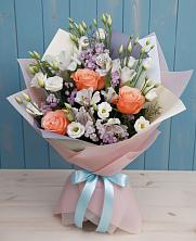 Букет цветов из:  Лизиантусы, Розы, Альстромерии и Гипсофила в Новогорном