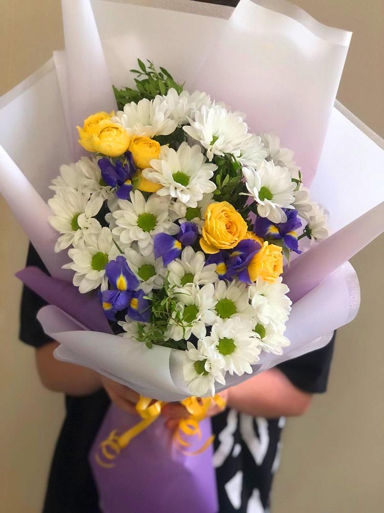 Букет цветов из: Ирисы, Хризантемы и Розы в Новогорном