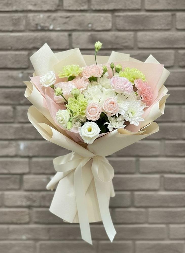 Букет цветов из: Гвоздики, Розы, Лизиантусы и Хризантемы в Новогорном