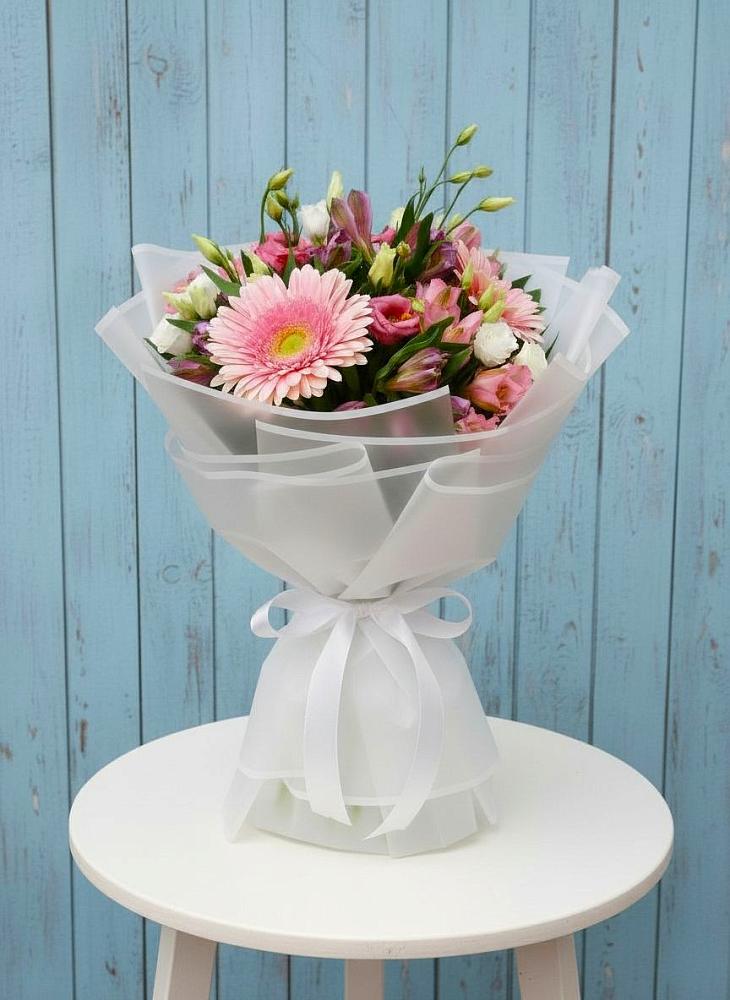 Букет цветов из: Герберы, Альстромерии и Лизиантусы в Новогорном