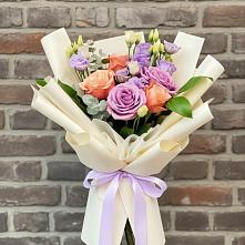 Букет цветов из:  Лизиантусы и Розы #REPLACE_PRED# Новогорном