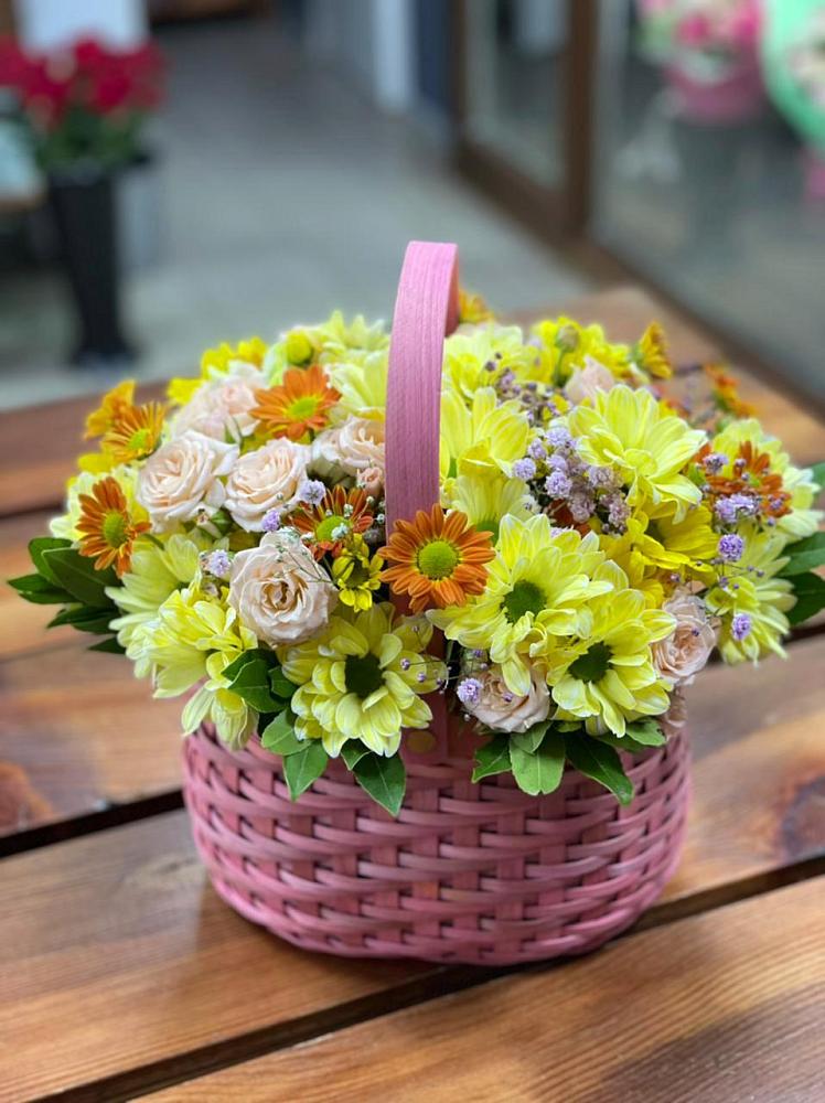 Цветочная композиция из Хризантемы и Розы в корзине в Новогорном