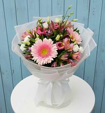 Букет цветов из:  Герберы, Альстромерии и Лизиантусы #REPLACE_PRED# Новогорном