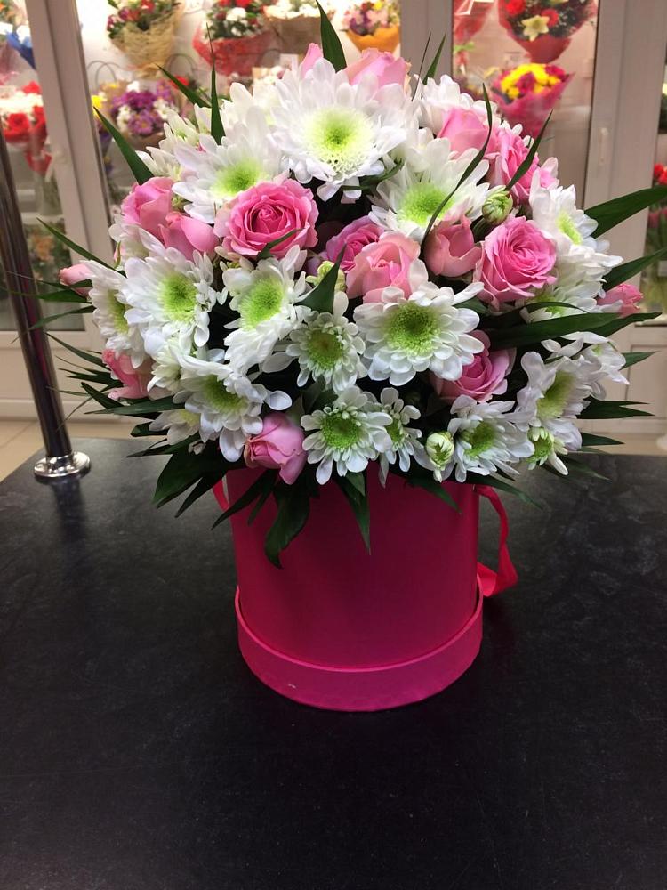 Цветочная композиция из Розы и Хризантемы в шляпной коробке в Новогорном