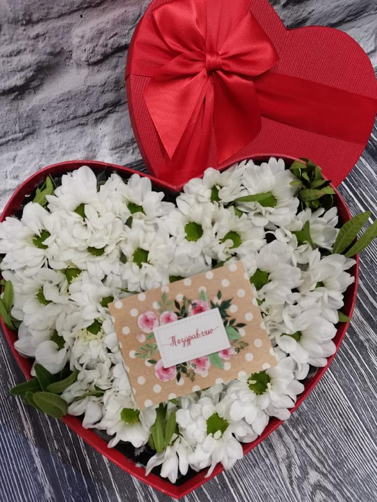 Цветочная композиция из Хризантемы в виде сердца в Новогорном