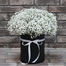 Цветочная композиция из Гипсофила в шляпной коробке в Новогорном