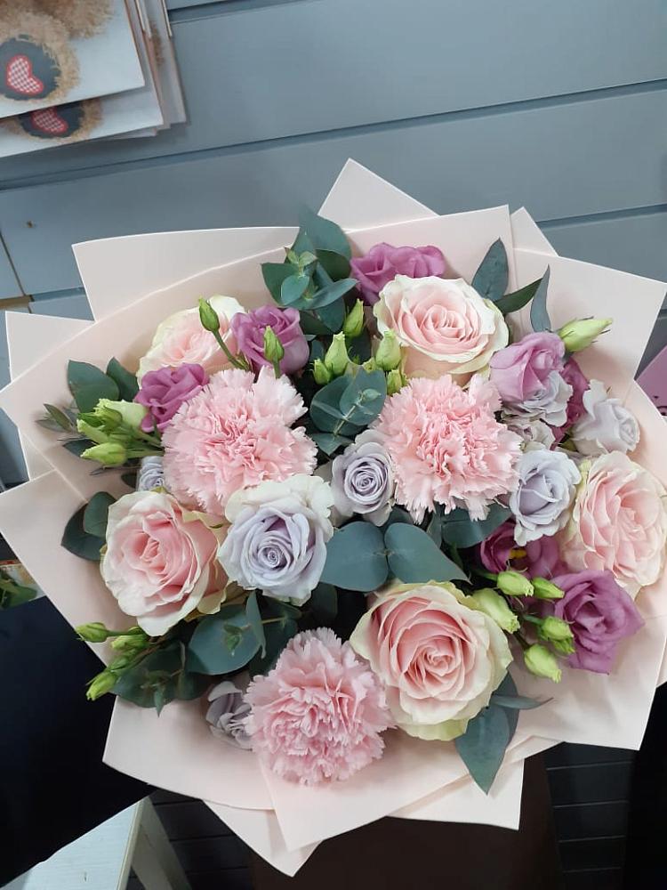 Букет цветов из: Розы, Гвоздики и Лизиантусы в Новогорном