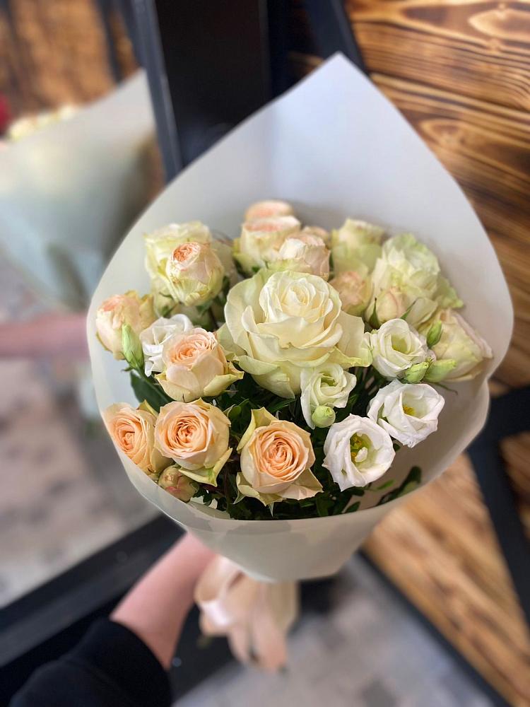 Букет цветов из: Розы и Лизиантусы в Новогорном